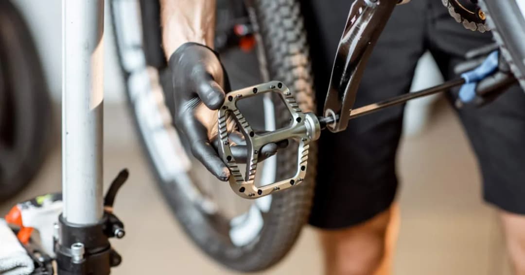 Jak wymienić pedały w rowerze - proste kroki, aby uniknąć problemów