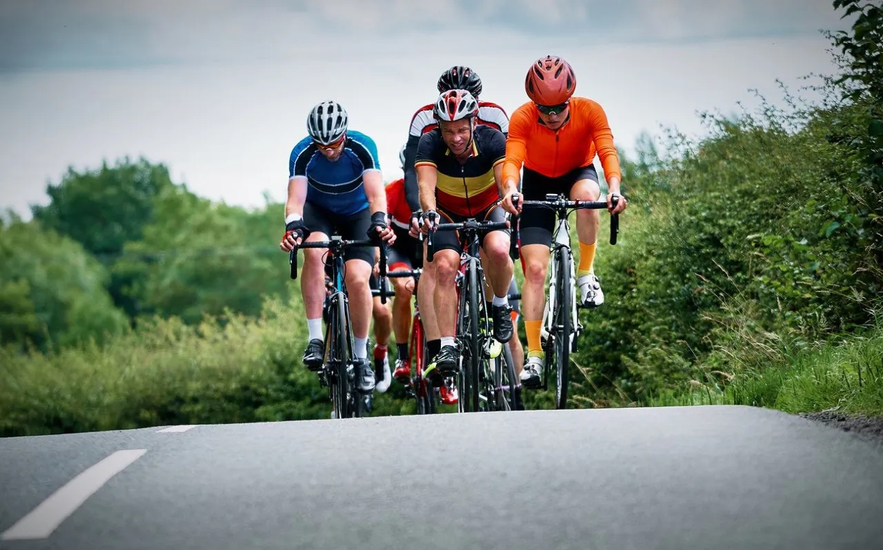 Czy można jechać rowerem po drodze krajowej? Sprawdź przepisy i zasady